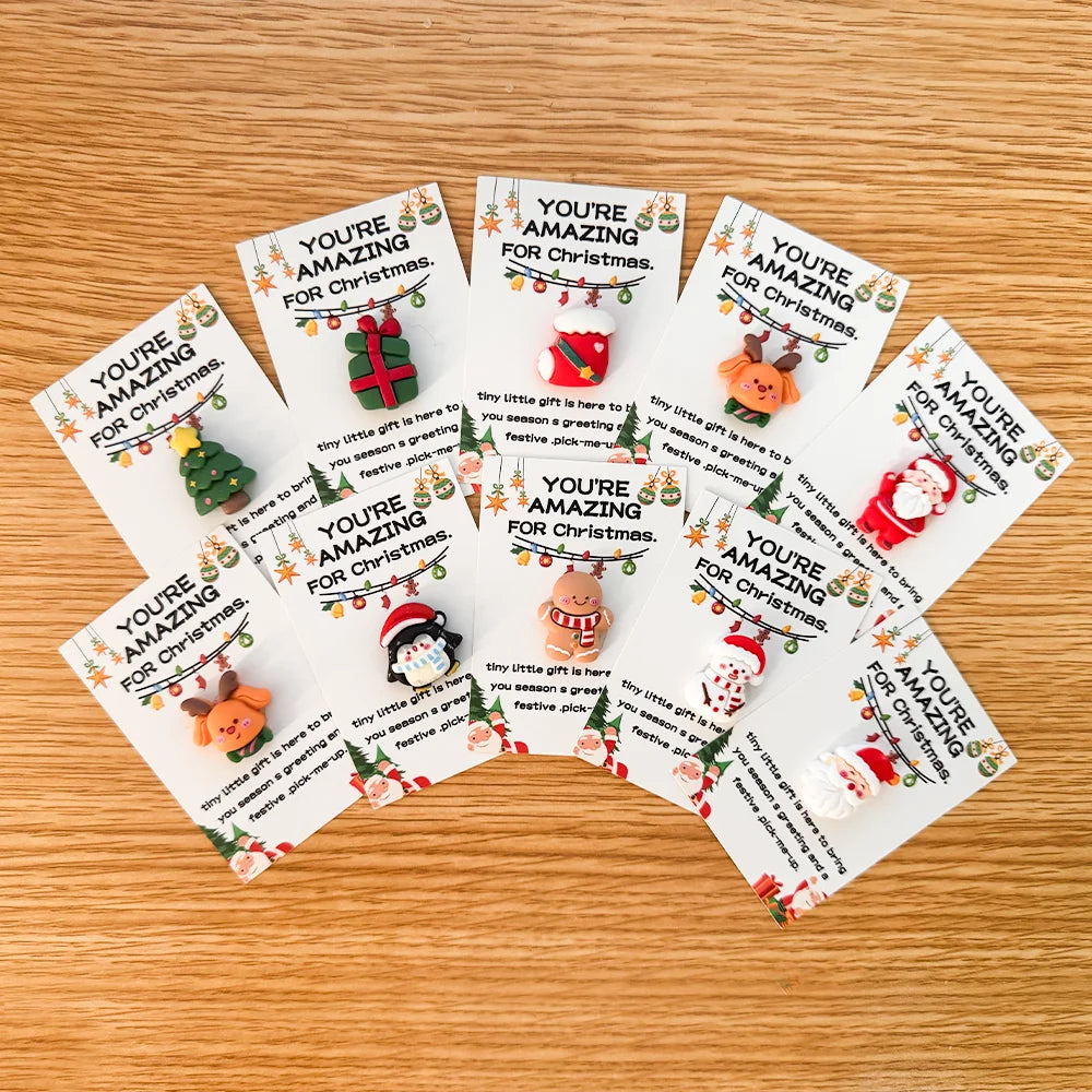 Samling av mini juleklemkort med resin-charm og festlige julehilsener.