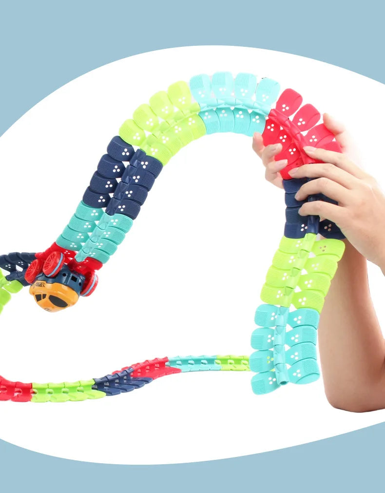 Una mano sostiene un juego de pista de autos LED flexible con piezas de colores que brillan en la oscuridad