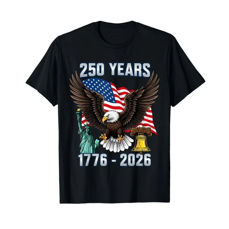 Svart t-skjorte med patriotisk skallet ørn, amerikansk flagg og teksten 250 år 1776–2026