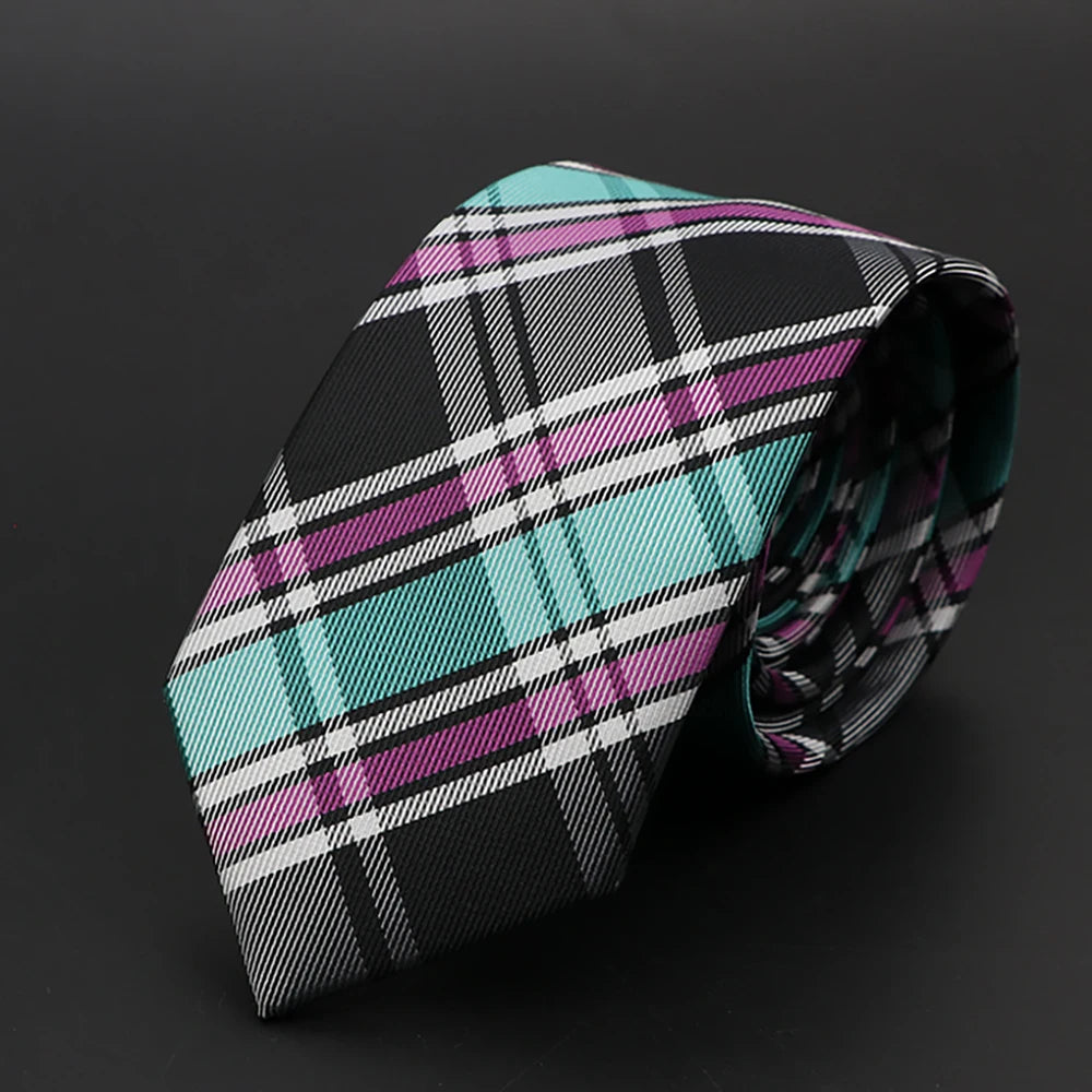 Primer de corbata de hombre slim fit con patrón a cuadros en rayas negras, rosas, turquesas y blancas.