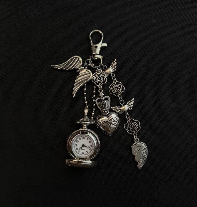 Anheng av sølvmetall med lommeur i steampunk-stil, hult hjerteformet.