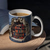 Keramisk kaffekopp med bilde av en steinmur som avslører en bokhylle fylt med bøker.