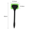 Une brosse de nettoyage de pare-brise verte avec un manche noir et une éponge flexible.