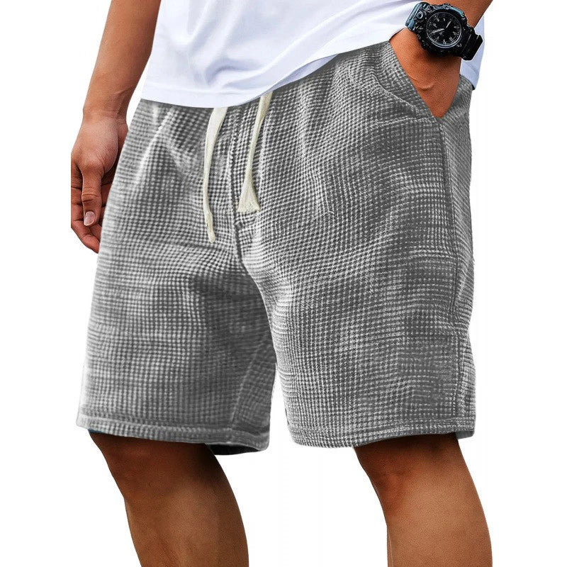 Shorts grises de textura gofrada con cordón, usados por una persona.