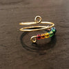 Goldener Ring mit bunten Glasperlen, als Fidget-Schmuckstück verstellbar.