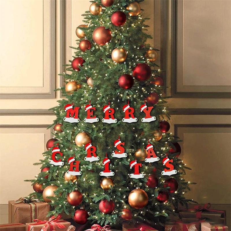 Et pyntet juletre med røde og gylne kuler og Merry Christmas-tekst.