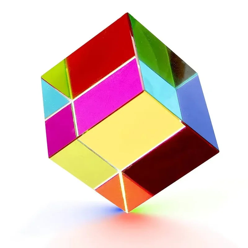 En geometrisk optisk prismakub med fasetter i klara färger som rött, grönt, blått och magenta.