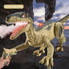 Un juguete de dinosaurio dorado sostenido en una mano, con efectos de luz.
