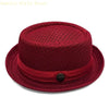 Un chapeau de soleil classique pour tarte au porc, rouge profond, à large bord et calotte en mesh texturé.