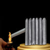 En hånd holder en metallstang med glødende spiss, som demonstrerer et lavtemperaturmetallreparasjonsmiddel for små hull.