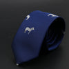 Corbata jacquard azul marino ajustada con motivos plateados de caballos estilizados.
