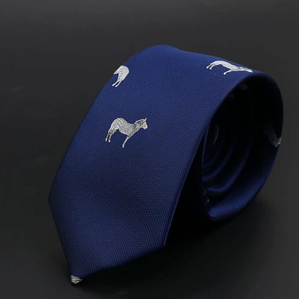 Corbata jacquard azul marino ajustada con motivos plateados de caballos estilizados.