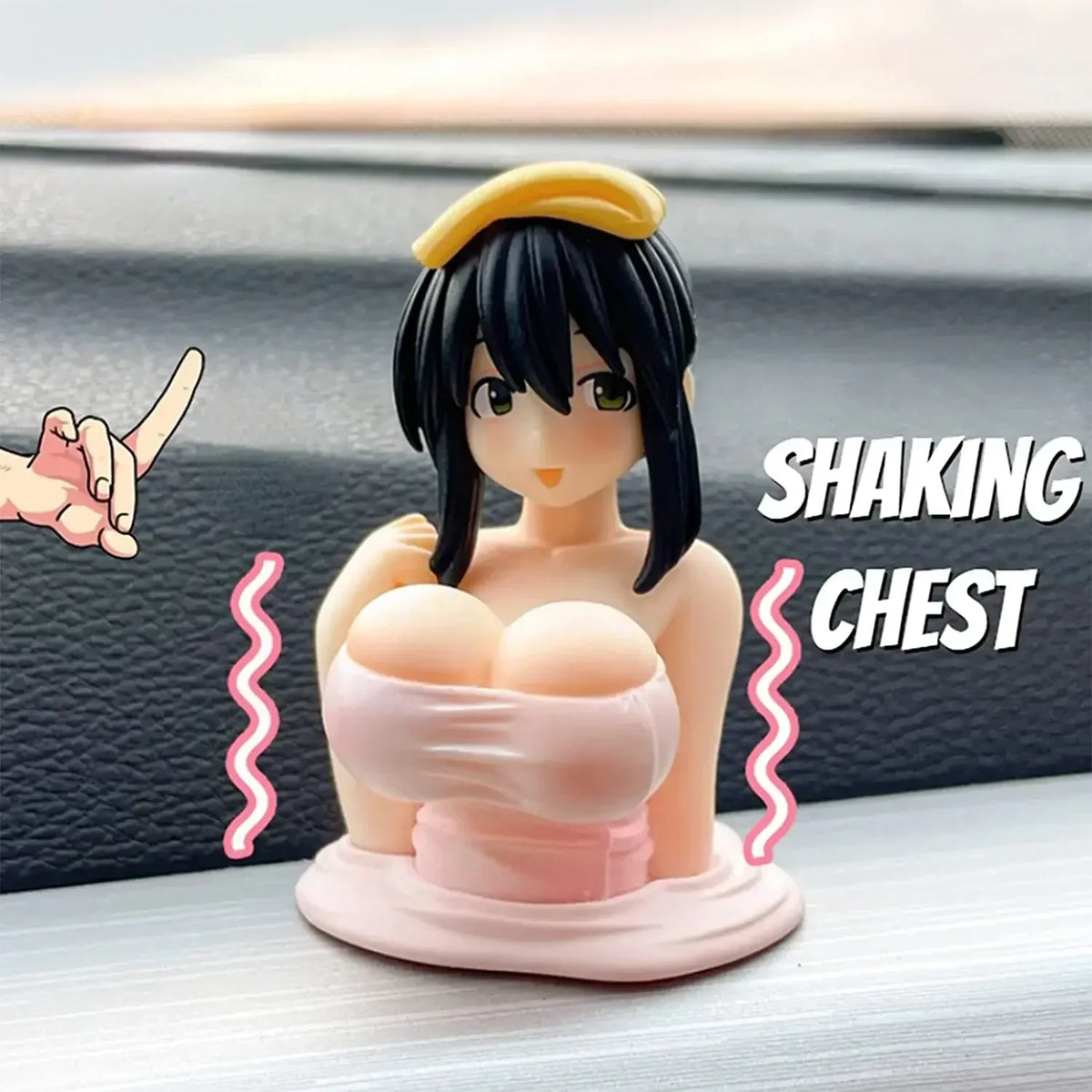 En rosa anime-figur med svart hår og gult pannebånd rister på brystet.