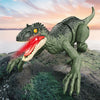 Juguete de dinosaurio verde detallado con boca roja brillante y ojo resplandeciente en terreno rocoso bajo un cielo al atarde