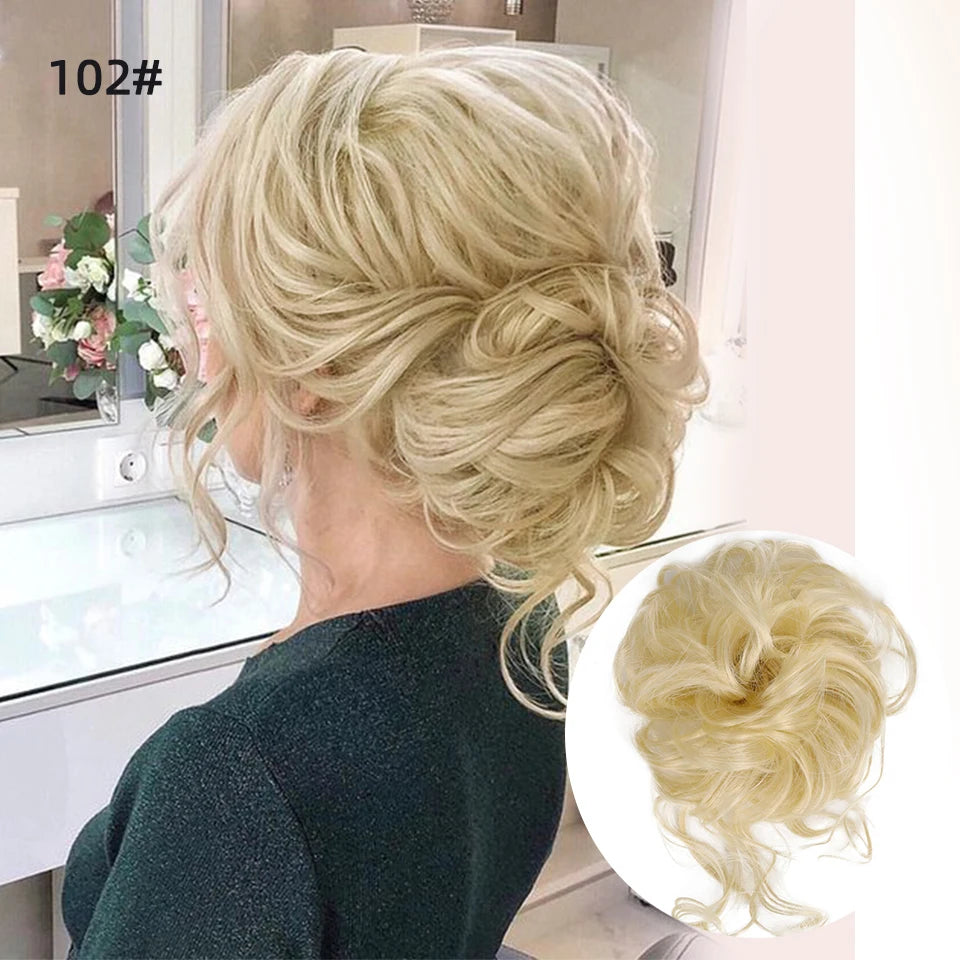 Mujer rubia luce un moño despeinado de rizos elegante y sencillo.