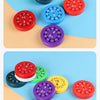 Samling av fargerike matte-fidget-spinnere i grønt, svart, rødt, lilla, gult og blått.