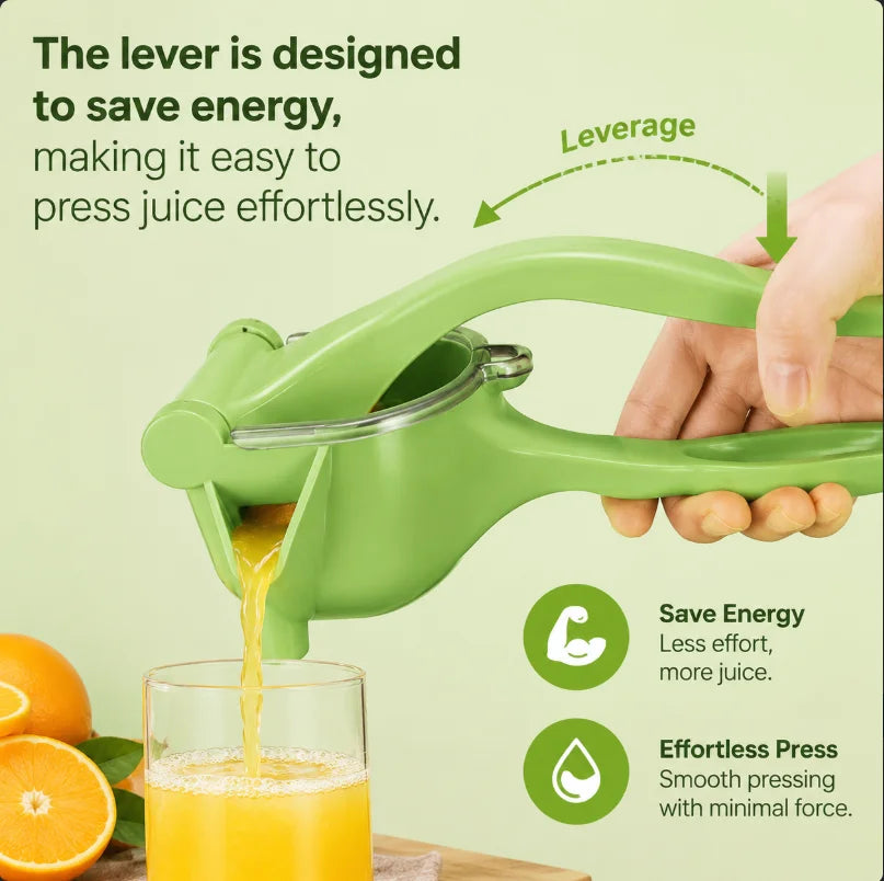 En hånd presser appelsinjuice gjennom en grønn manuell sitruspresse, som viser enkel og uanstrengt juiceutvinning.