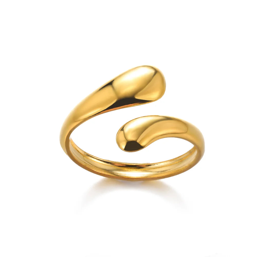 Nahaufnahme eines mehrlagigen geometrischen offenen Rings in Goldton auf einer weißen Oberfläche.
