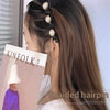 Mujer luce accesorio de horquilla trenzada con abalorios perlados en el cabello.