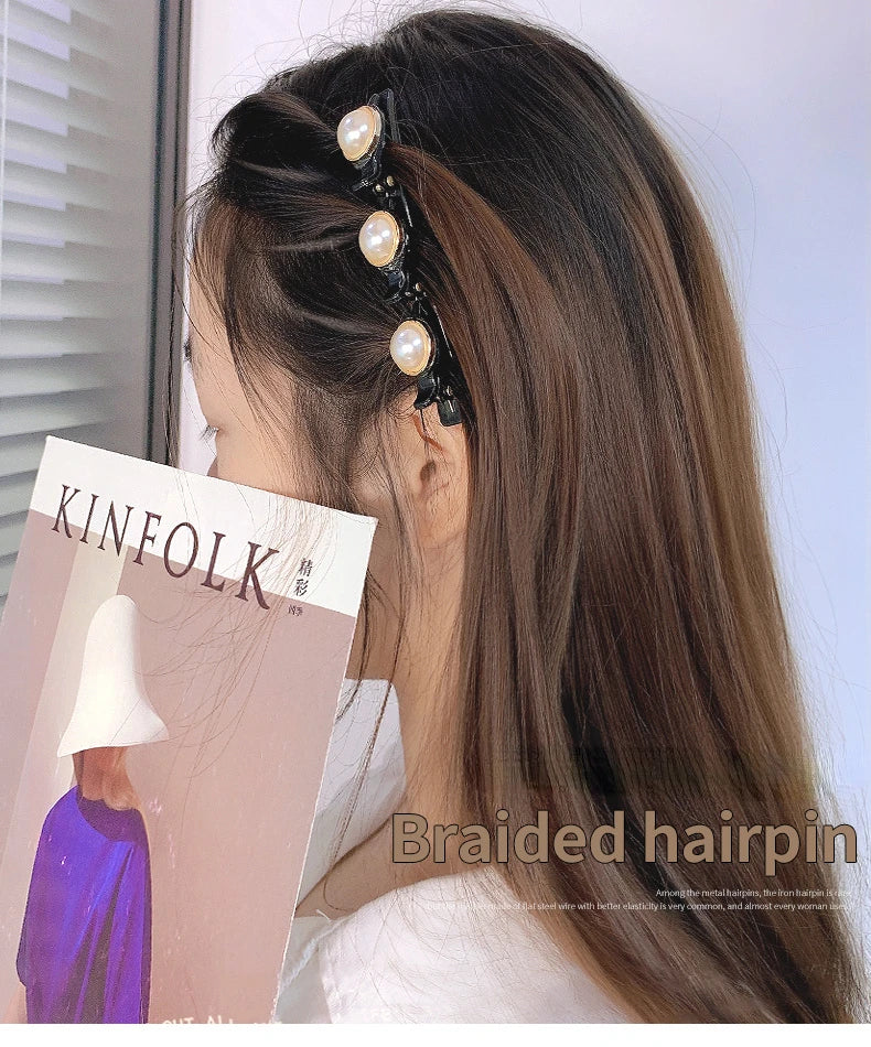 Mujer luce accesorio de horquilla trenzada con abalorios perlados en el cabello.