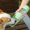 Perro bebiendo agua de una botella portátil verde para comida y agua.