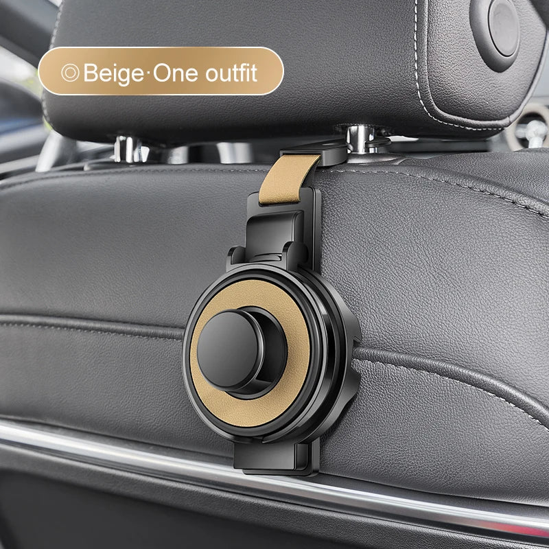 Primer plano de un gancho de reposacabezas de asiento de coche beige con portavasos y organizador montado en un asiento de cu