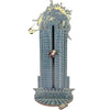 Calendario de adviento navideño de madera con forma de casa y diseño de torre estilizada para 24 días.