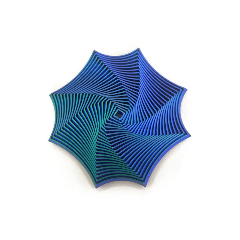 Geometrisk fidget-leke med optisk illusjon av blå og turkise linjer i et virvlende mønster.