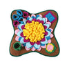 Un tapis de fouille coloré pour chien avec un grand motif de fleur texturé.