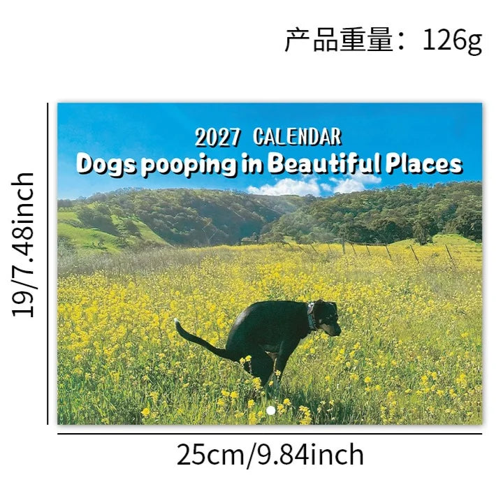 En veggkalender med et bilde av en hund i et felt med gule blomster.