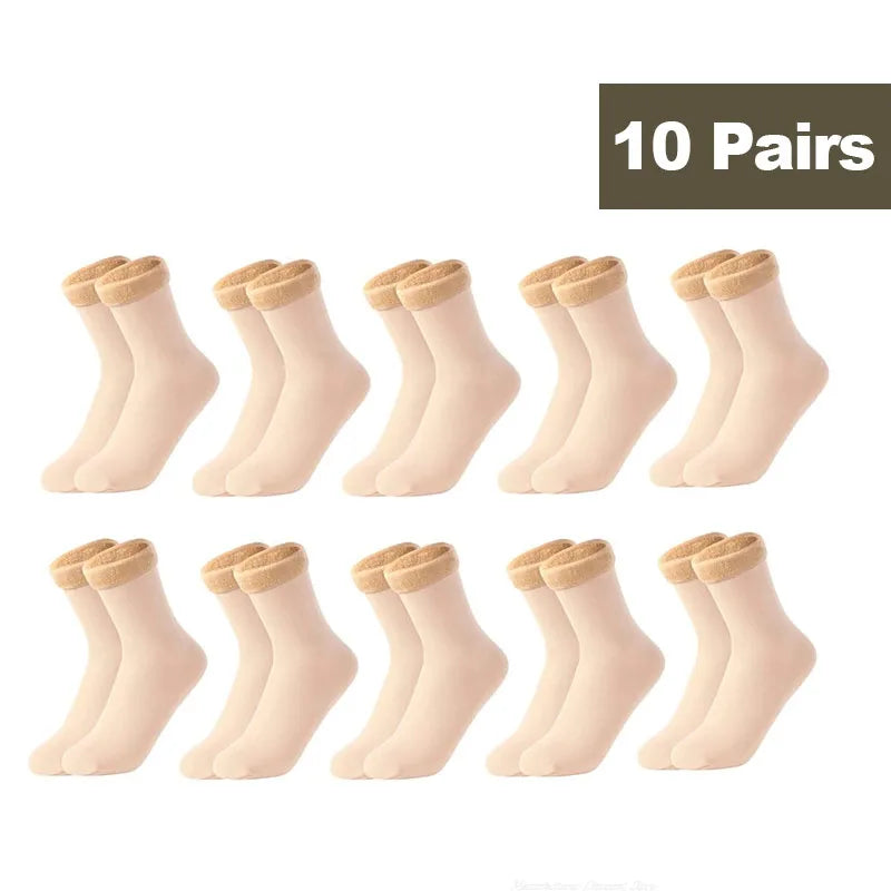 Ti par beige termiske fleeceforede vintersokker lagt ut for visning.