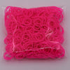 Bolsa de plástico transparente llena de ligas elásticas de colores rosa brillante para hacer pulseras