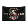 Et svart flagg med en skallet ørn, elementer fra det amerikanske flagget og årene 1776 og 2026.