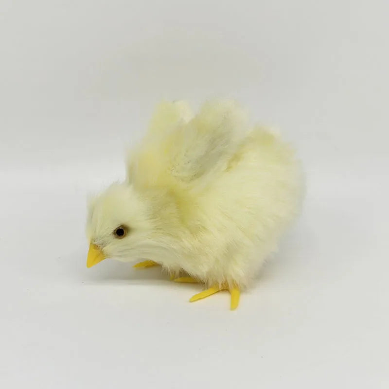 Et mykt, gult kyllingleketøy med gult nebb og føtter.