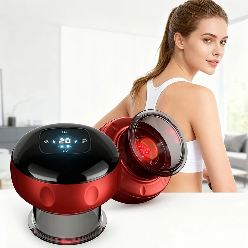 Una mujer sostiene un masajeador de copas eléctrico rojo con funciones de calor y succión en un estudio.