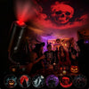 Halloween-projectorlampe kaster rødt lys på en kranium og uhyggelige lysskiver.