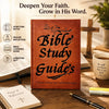 Un guide d'étude biblique en cuir marron avec une croix dorée sur la couverture, entouré d'articles spirituels connexes.