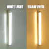 Zwei vertikale LED-Leuchten an der Wand, einmal mit weißem und einmal mit warmweißem Licht.