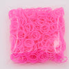 Bolsa plástica transparente llena de bandas elásticas rosas para hacer pulseras.