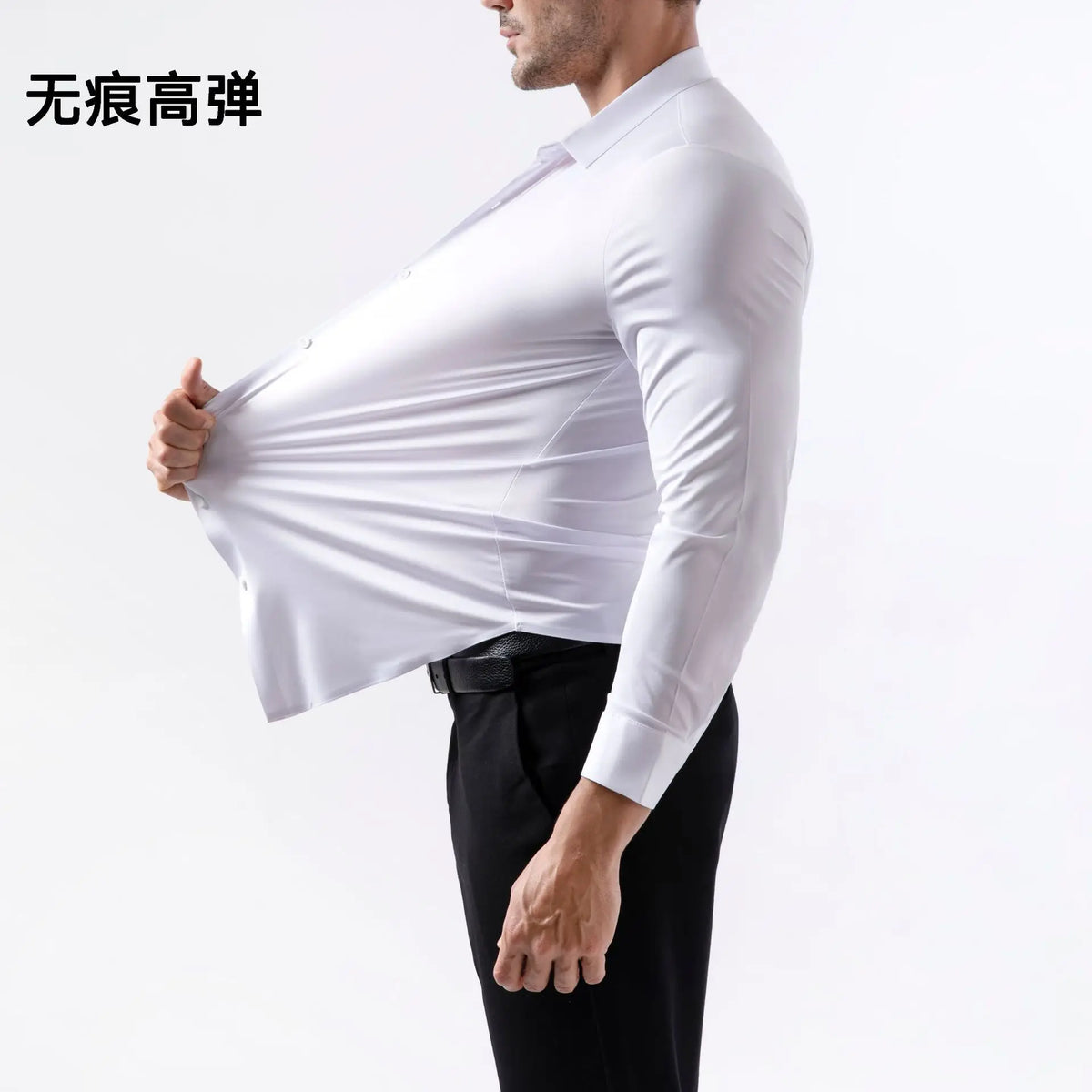 Un hombre con camisa blanca de manga larga y pantalones negros, destacando la tela antiarrugas de elasticidad en cuatro direc
