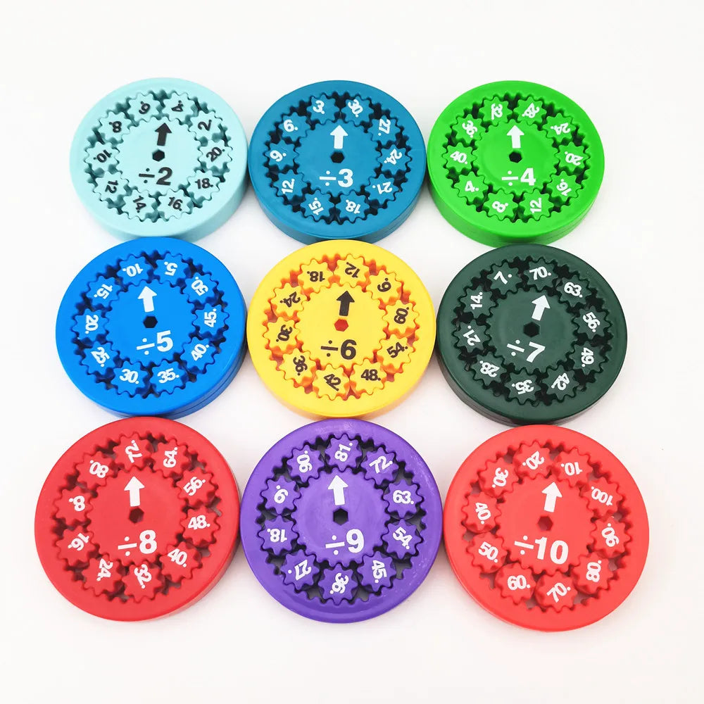 Ti fargerike matematikk-fidgetspinnere med tall og piler på toppen.