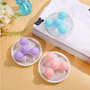 Piège à poils d'animaux réutilisable pour la lessive avec collecteurs de peluche en silicone bleu clair et rose sur un t-shir