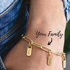 Primer plano de una pulsera con nombre chapada en oro con dijes de Charlie y Scarlett, usada en una muñeca.