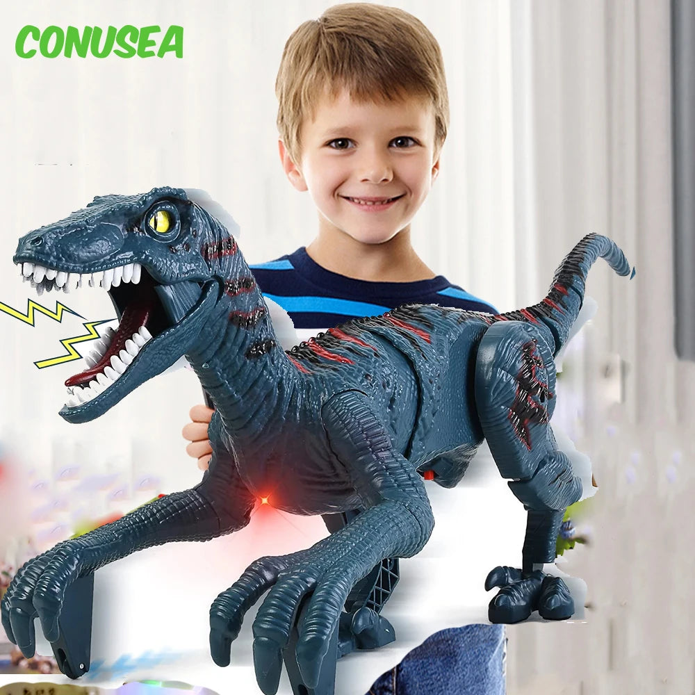 Et barn holder en mørkegrå fjernstyrt Velociraptor-dinosaurleke med glødende detaljer