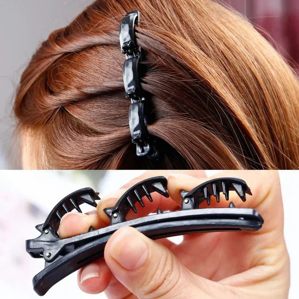 Una mano sostiene un clip para cabello negro de doble capa trenzado, diseñado para un peinado sin esfuerzo.