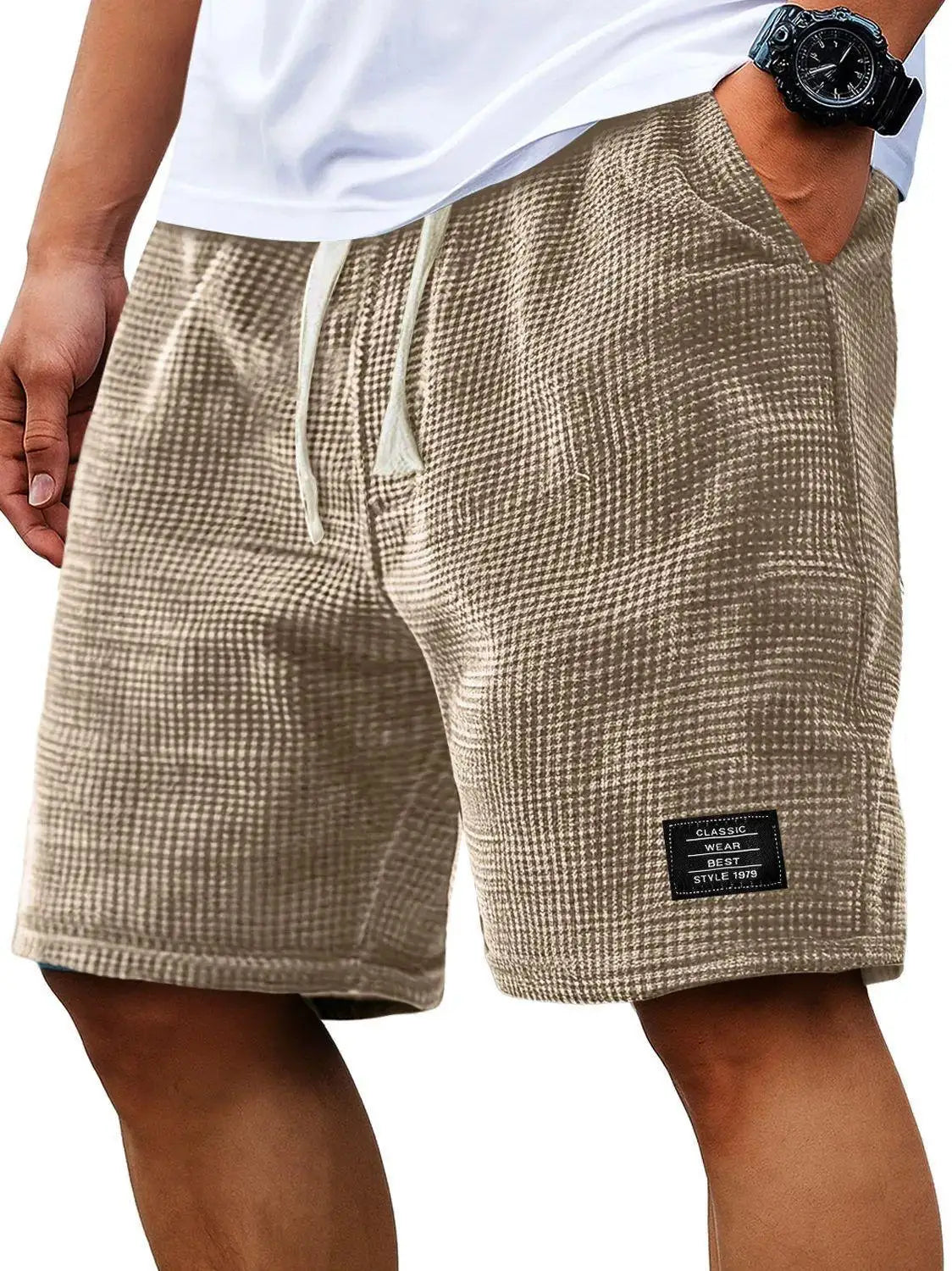 Short casual de textura waffle para hombre, color beige, usado por una persona.