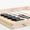 Jeu de table en bois avec palets noirs et blancs sur fond clair.
