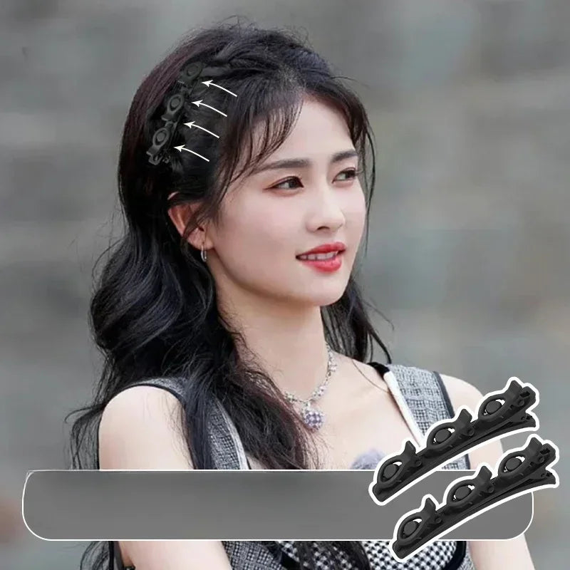Primer plano de una mujer con cabello negro largo usando clips trenzados de doble capa para peinar.