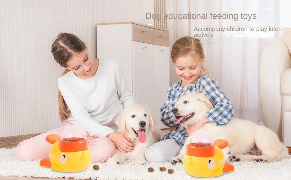 Niña jugando con un juguete educativo de alimentación para perros en el suelo.