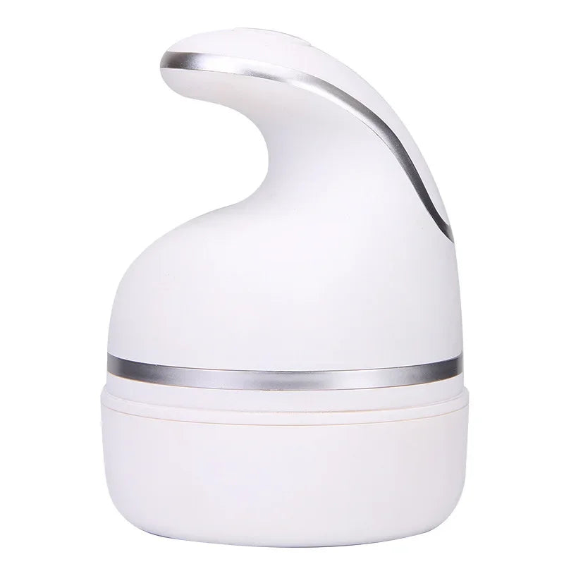 Dispositivo eléctrico recargable blanco para masaje de cabeza con boquilla curva y base.